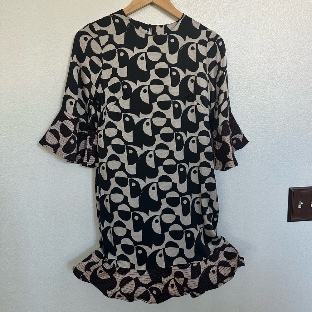 FARM Rio yin yang Pattern dress with moldable bottom hem. NWT size Xs